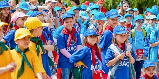 Более 50 тысяч детей из Москвы этим летом поедут отдыхать по льготным путевкам