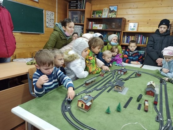Детям на мастер-классе рассказали о работе железной дороги
