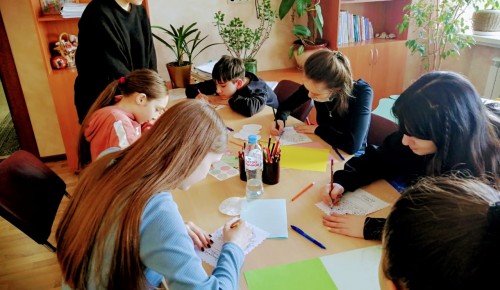 Подростки семейного центра «Зюзино» поздравили  с днем рождения пожилых людей из домов-интернатов России