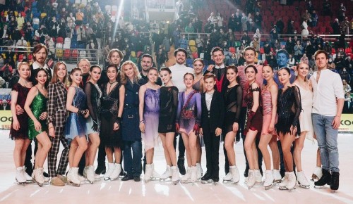 Спортсмены «Хрустального» выступили в ледовом шоу