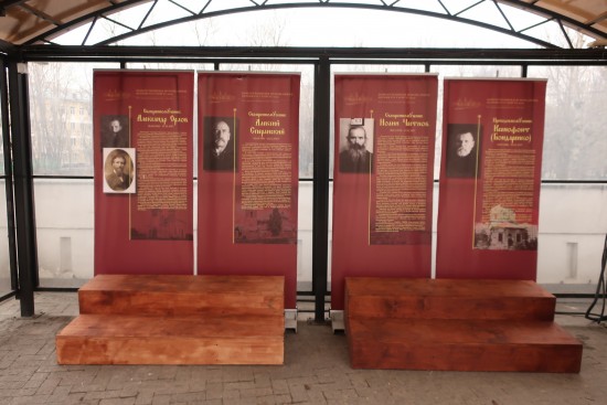 Возле  храма Евфросинии Московской экспонируется выставка о жизни и подвигах мученников из ЮЗАО