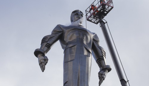 На Юго-Западе Москвы промыли памятник Гагарину