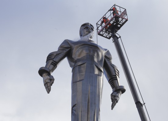 На Юго-Западе Москвы промыли памятник Гагарину