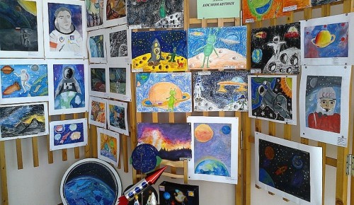 Выставка в окнах ко Дню космонавтики открылась в галерее «Изопарк»