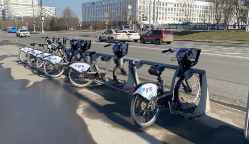 Жители Обручевского района могут взять напрокат велосипед с четырех станций