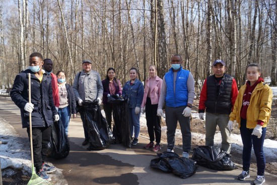 Студенты РУДН собрали 30 мешков раздельного мусора во время воскресника