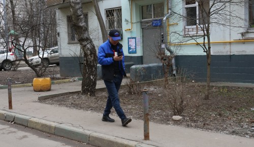 По обращению жителя Черемушек возле дома на Профсоюзной улице установили антипарковочные столбики