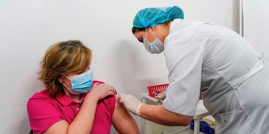 Собянин: Более миллиона москвичей получили первый компонент прививки от COVID-19