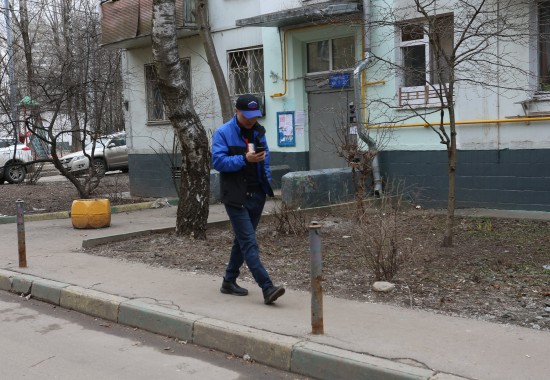 По обращению жителя Черемушек возле дома на Профсоюзной улице установили антипарковочные столбики