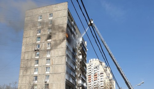 Во время пожара в Конькове спасатели эвакуировали из многоквартирного дома 6 человек