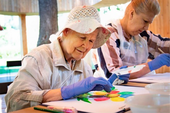 Пенсионеров Академического района приглашают на онлайн-занятия по рисованию