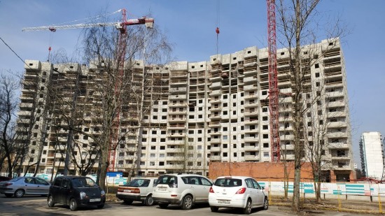 В новом доме на Севастопольском проспекте завершается возведение наружных стен на 9 и 10 этажах