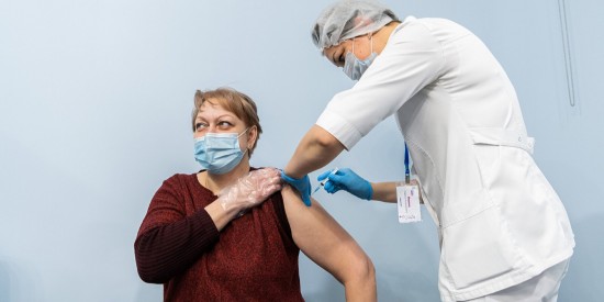 Привиться от COVID-19 жители Академического района могут в двух пунктах вакцинации