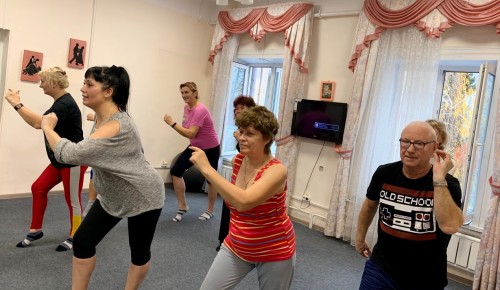 Долголеты Ломоносовского района приглашаются на танцевальную разминку