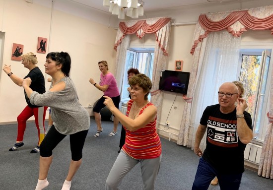 Долголеты Ломоносовского района приглашаются на танцевальную разминку