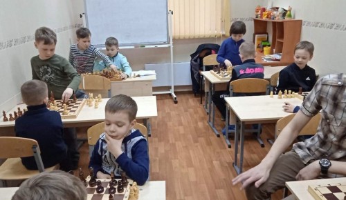 Юные шахматисты осваивают новые тактики на занятиях в центре «Обручевский»
