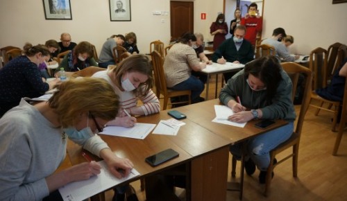 Рок-звезды любят Достоевского. Библиотеки юго-запада стали площадками Тотального диктанта