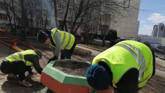 Коммунальщики из Обручевского района обновили вазоны и дорожную разметку на улице Саморы Машела