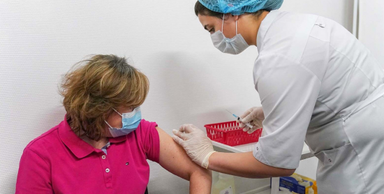 Власти Москвы и бизнес запускают программу стимулирования вакцинации пожилых людей