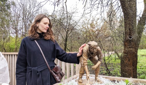 Скульптура жительницы Черемушек украсила Ботанический сад биофака МГУ
