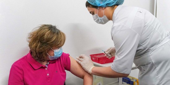 В торговых центрах на выездах из Москвы открыли пункты вакцинации от коронавируса
