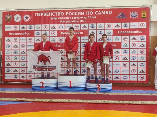 На соревнованиях по самбо спортсмены «Самбо-70» из Ясенева завоевали 11 медалей