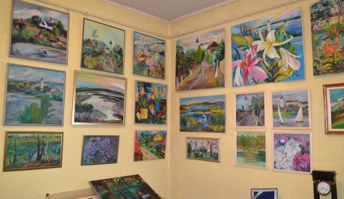В «Меридиане» работает выставка живописи Людмилы Хлебниковой