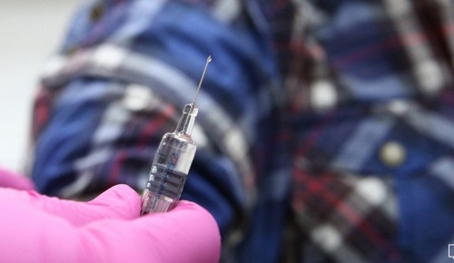 Волонтёры помогают московским врачам вакцинировать население