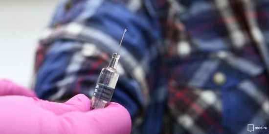 Волонтёры помогают московским врачам вакцинировать население