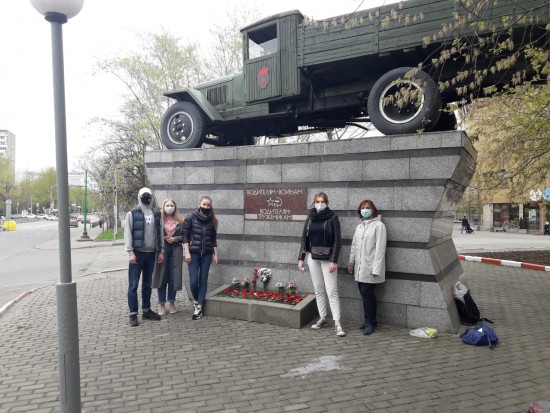 Молодежь Котловки  привела в порядок памятник ВОВ в районе