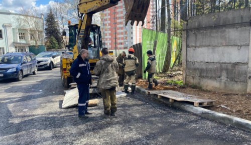 Бесхозное бетонное ограждение на Феодосийской улице больше не испортит облик  микрорайона
