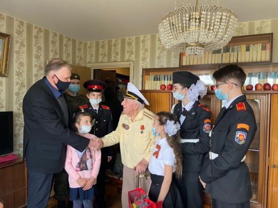 Кадеты школы № 2115 поздравили ветерана ВОВ с 90-летним юбилеем