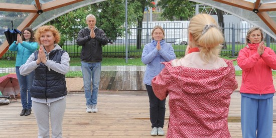 Онлайн-занятия для участников «Московского долголетия» продолжаются в Воронцовском парке
