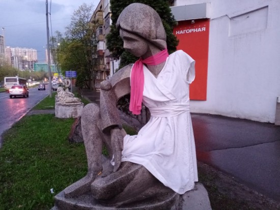 Жители Котловки снова одели скульптуру  Галю Нагорную