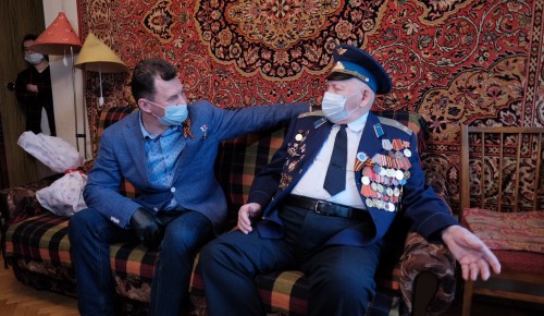 Летчик-космонавт Романенко встретился с летчиком-ветераном накануне Дня Победы