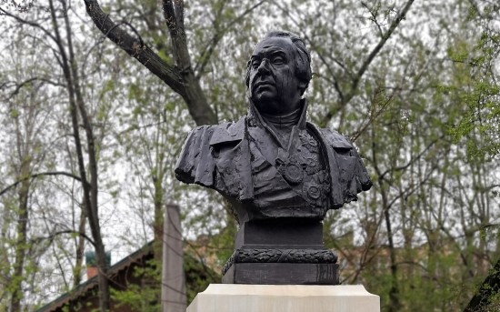 Сергунина: Памятник-бюст Михаила Кутузова в Москве отреставрируют