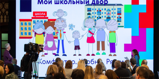 Собянин обсудил программу благоустройства школьных дворов с жителями трех районов