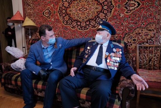 Летчик-космонавт Романенко встретился с летчиком-ветераном накануне Дня Победы