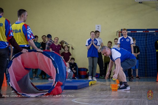 Спортивный праздник с семьями провели пожарные и спасатели столицы