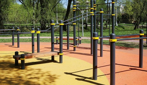 Любители здорового образа жизни могут заниматься на воркаут-площадках в Воронцовском парке