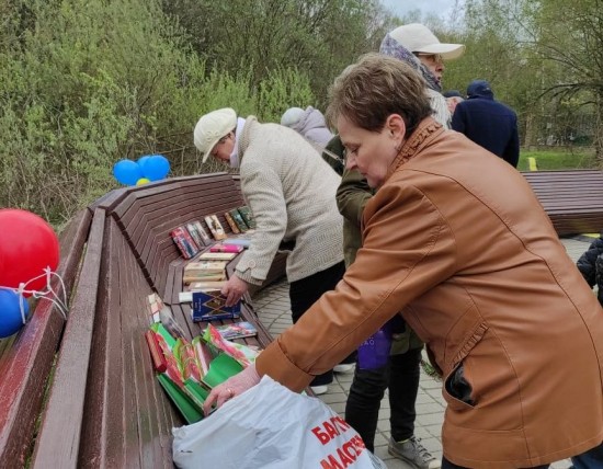 В зоне отдыха «Тропарево» прошла акция «Подари книгу ветерану»