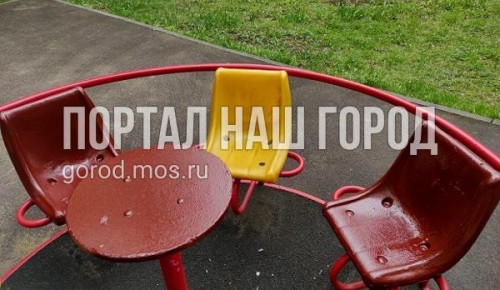 В Академическом районе  сотрудники "Жилищника" устранили неполадки на детской площадке