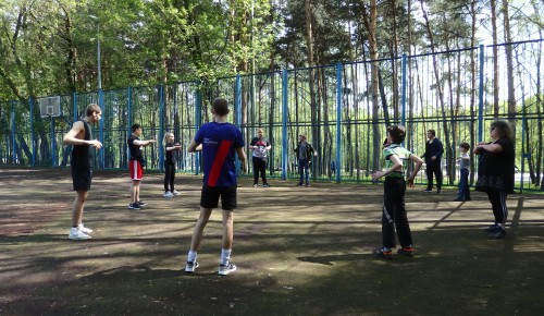 Жители Котловки приняли участие в еженедельной тренировке в парке “Сосенки”