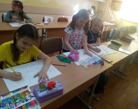 Юные иллюстраторы досугового центра «Обручевский» познакомились с особенностями цветовой прорисовки