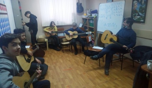 Воспитанники вокальной студии досугового центра «Обручевский» познакомились с песнями известных бардов