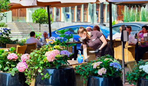 В Москве стало меньше нарушений при размещении летних кафе