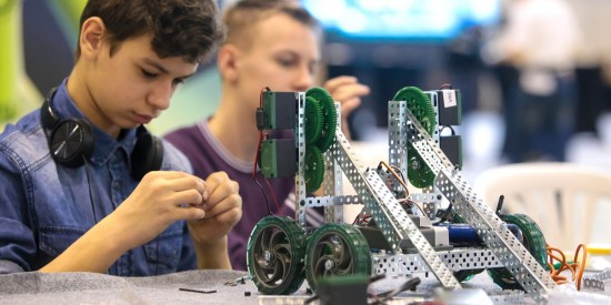 Юных москвичей пригласили поучаствовать в соревнованиях First Russia Robotics Championship