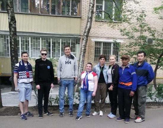 Молодогвардейцы Гагаринского района облагородили придомовую территорию