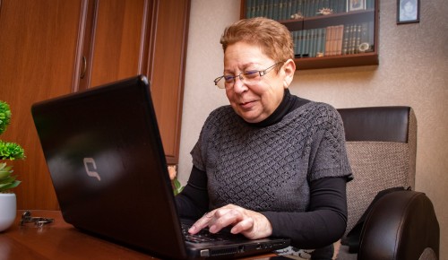 На онлайн-занятиях «Московского долголетия» жители старшего поколения из Обручевского района могут освоить компьютер и смартфон