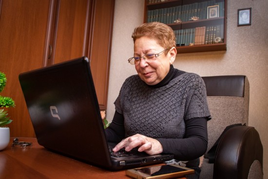 Компьютер и смартфон могут освоить жители старшего поколения из Черемушек на онлайн-занятиях «Московского долголетия»